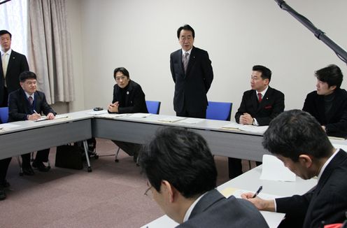 担当者打合せであいさつする菅総理1