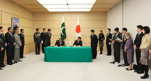 日本・パキスタン共同声明文書に署名する両首脳