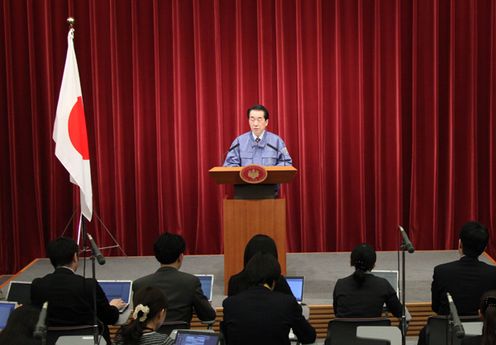 記者発表を行う菅総理の写真３