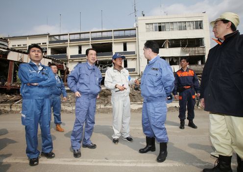 陸前高田市役所周辺の被災現場を視察する菅総理