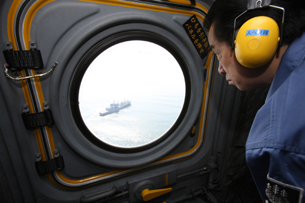 海上自衛隊の護衛艦「くらま」を上空から確認する菅総理