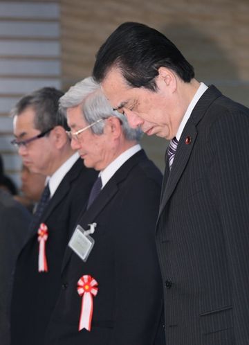 東日本大震災復興構想会議で黙とうする菅総理１