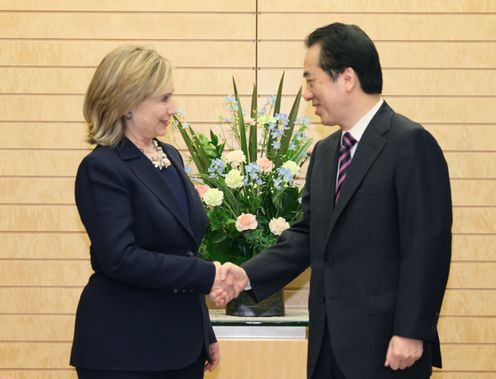 クリントン国務長官と握手する菅総理