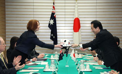 オーストラリア連邦のギラード首相からヘルメットの贈呈を受ける菅総理