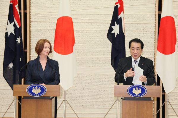 共同記者会見でオーストラリア少年からの手紙を手にする菅総理