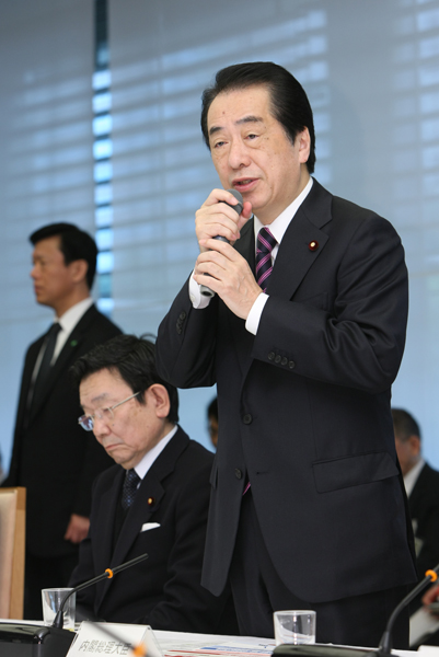 経済情勢に関する検討会合であいさつをする菅総理３
