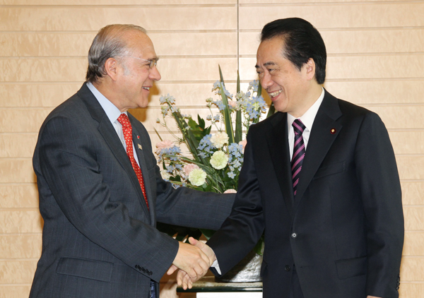 グリア事務総長と握手する菅総理