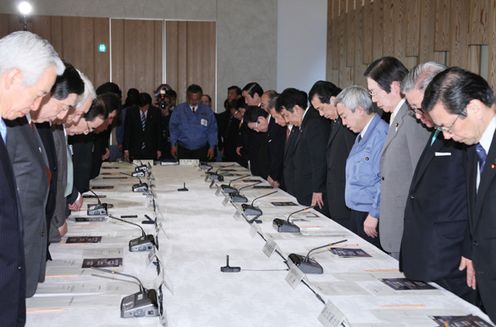 中央防災会議で黙祷を捧げる菅総理