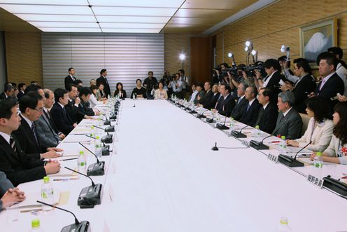 社会保障改革に関する集中検討会議であいさつする菅総理３