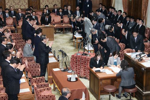 衆議院予算委員会で補正予算案の可決を受けて一礼する菅総理
