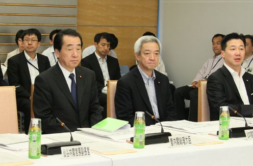 東日本大震災復興構想会議に臨む菅総理