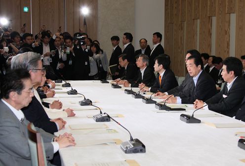 原子力発電所事故経済被害対応チーム関係閣僚会合であいさつする菅総理３