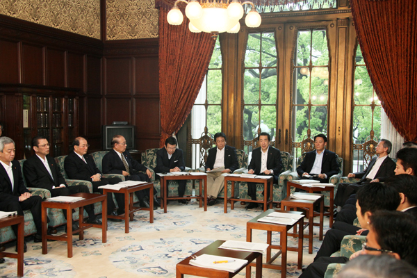 犯罪対策閣僚会議であいさつする菅総理の写真１