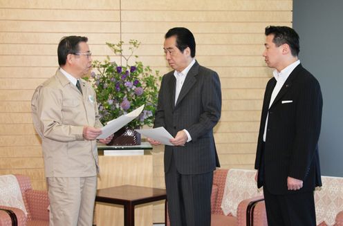 福島城県知事から原子力災害に関する要望を受ける菅総理