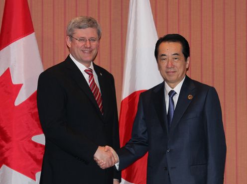 カナダのハーパー首相と握手する菅総理