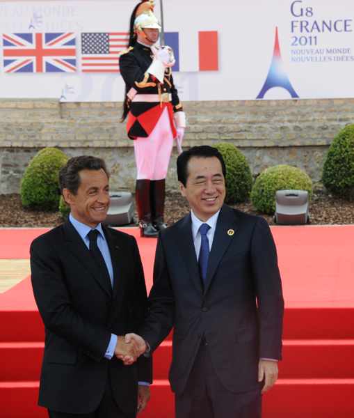 フランスのサルコジ大統領の出迎えを受ける菅総理