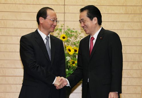 邵琪偉（ショウ・キイ）国家旅游局長と握手する菅総理