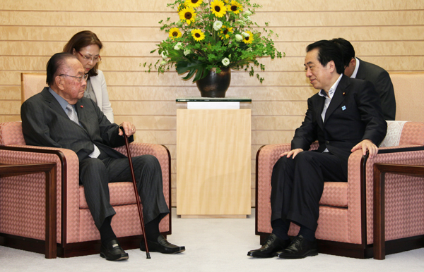 イノウエ米国上院議員と会談する菅総理
