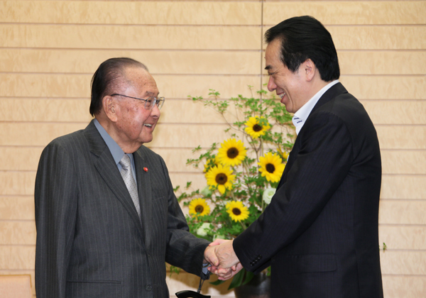 イノウエ米国上院議員と握手する菅総理