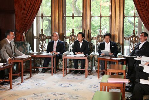 拉致問題対策本部会合で挨拶する菅総理1