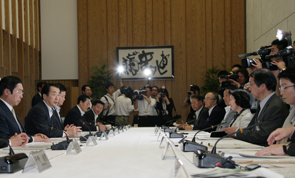 食と農林漁業の再生実現会議で挨拶する菅総理２