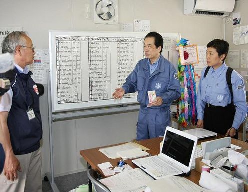 ボランティアセンターを視察する菅総理