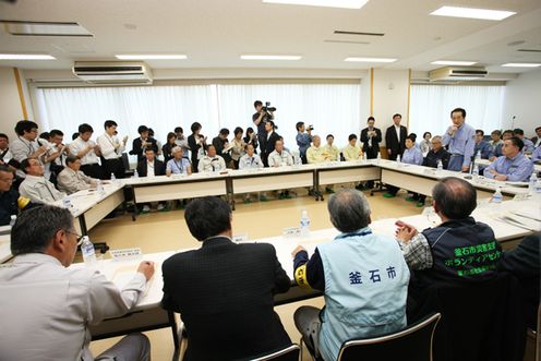 生活の平常化に向けた市町村との意見交換会で意見交換を行う菅総理1