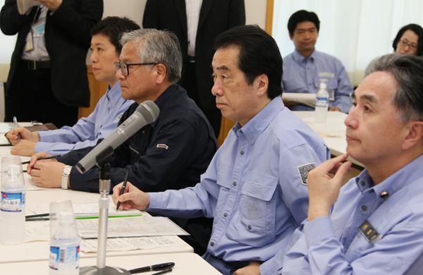 生活の平常化に向けた市町村との意見交換会で意見交換を行う菅総理2