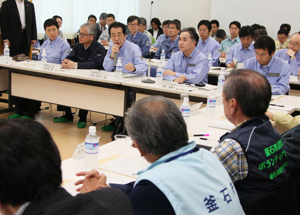 生活の平常化に向けた市町村との意見交換会で意見交換を行う菅総理3