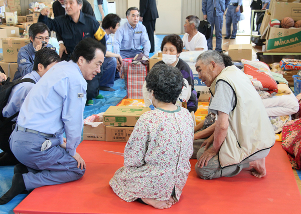 避難所を視察する菅総理1