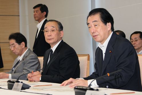 東京電力に関する経営・財務調査委員会であいさつする菅総理１