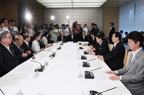 月例経済報告等に関する関係閣僚会議に出席する菅総理1