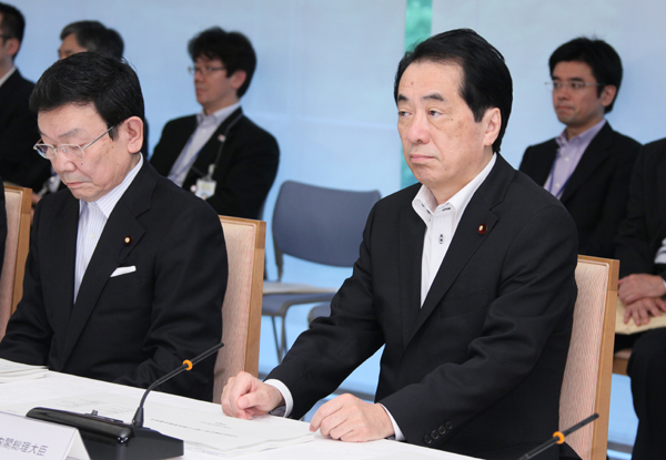 月例経済報告等に関する関係閣僚会議に出席する菅総理2