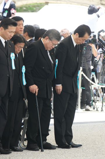 冲縄全戦没者追悼式で黙祷する菅総理