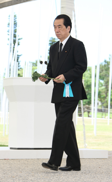 沖縄全戦没者追悼式で 献花する菅総理