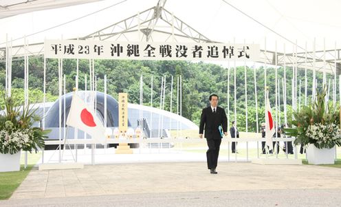 沖縄全戦没者追悼式で 献花する菅総理