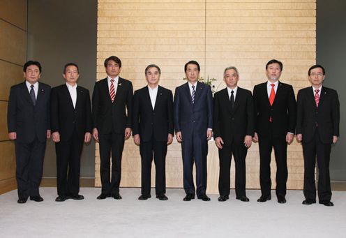 発令された大臣・副大臣・政務官とともに記念撮影に臨む菅総理