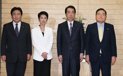 発令された内閣総理大臣補佐官とともに記念撮影に臨む菅総理