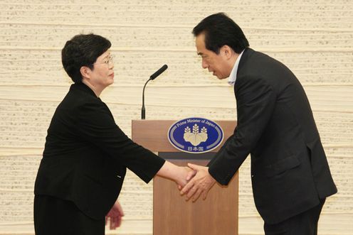 Ｂ型肝炎訴訟原告団代表と握手する菅総理