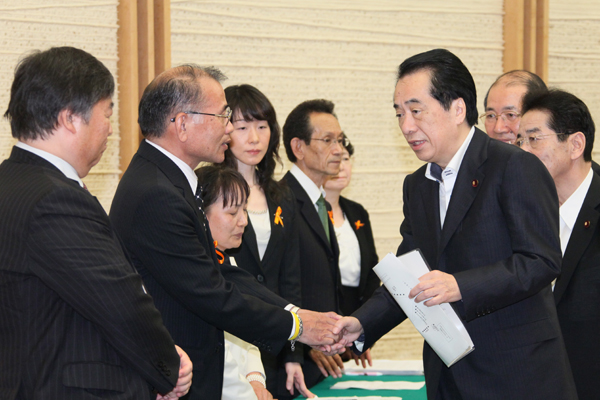 Ｂ型肝炎訴訟原告団と握手する菅総理