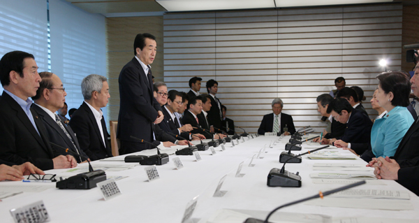 東日本大震災復興対策本部の冒頭にあいさつする菅総理２