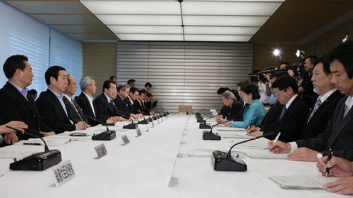 東日本大震災復興対策本部の終了前にあいさつする菅総理
