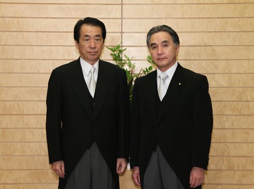 発令された東日本大震災復興対策担当大臣とともに写真撮影に臨む菅総理