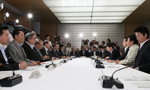 月例経済報告等に関する関係閣僚会議に出席する菅総理２