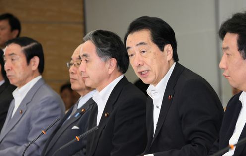 東日本大震災復興対策本部であいさつする菅総理１
