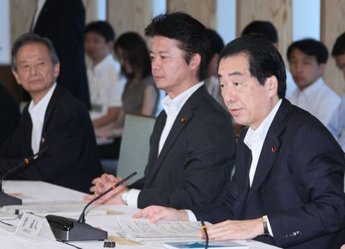 エネルギー・環境会議であいさつする菅総理1