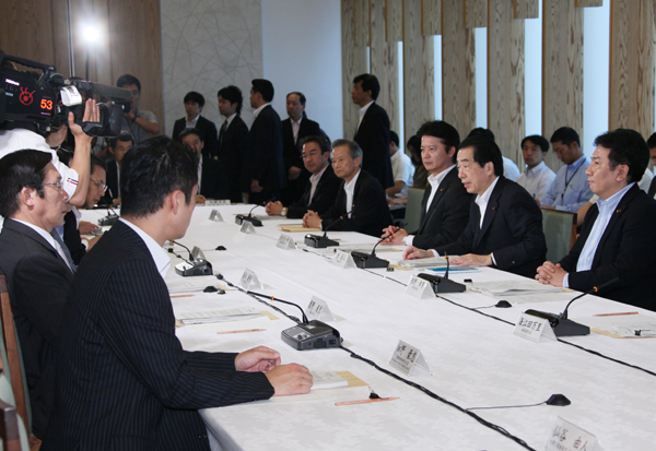 エネルギー・環境会議であいさつする菅総理2