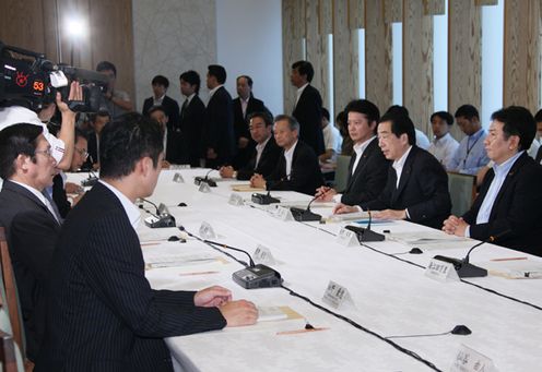 エネルギー・環境会議であいさつする菅総理2