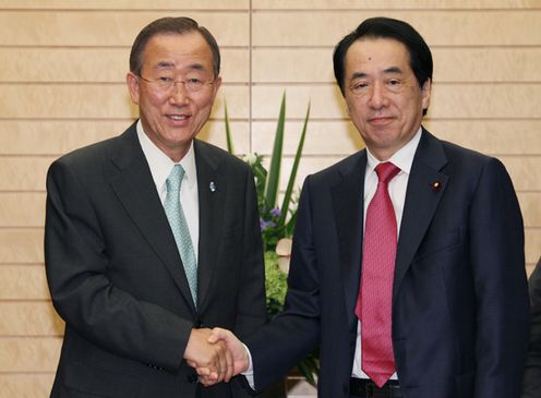 国際連合の潘基文事務総長と握手する菅総理