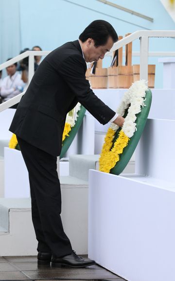 平和祈念式典で献花をする菅総理